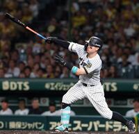 　５回、適時打を放つ佐藤輝（撮影・北村雅宏）