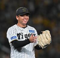 　４回、上林を一ゴロに仕留めた村上（撮影・西田忠信）