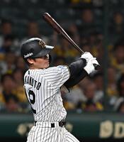 　３回、適時打を放つ坂本（撮影・西田忠信）