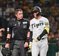 　２回、見逃し三振に倒れた森下（右）は白井球審と言葉を交わす（２６日）