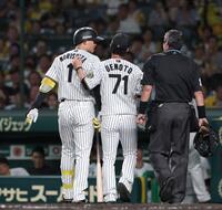 　２回、見逃し三振に倒れ、上本コーチ（７１）になだめられながらベンチに戻る森下（左）。右は白井球審（２６日）