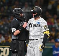 　２回、見逃し三振に倒れ白井球審（左）に詰め寄る森下（２６日）