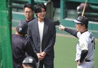 　試合前、平田２軍監督（右）と話す映画「栄光のバックホーム」主演の松谷鷹也（撮影・坂部計介）