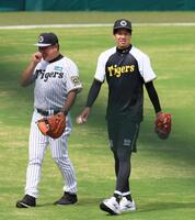 　キャッチボールを終えて引き揚げる才木（右）＝撮影・立川洋一郎