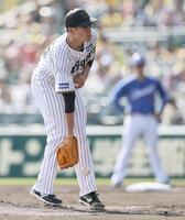 　２回、福永の打球を足に当てる大竹（撮影・田中太一）