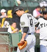 　２回、福永の打球が直撃し治療に向かう大竹（撮影・西田忠信）