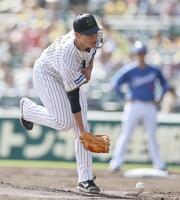 　２回、福永の打球を足に当てる大竹（撮影・田中太一）