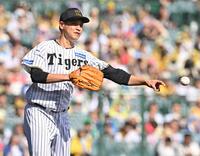 　２回、福永の打球が直撃するも投ゴロに仕留める大竹（撮影・西田忠信）