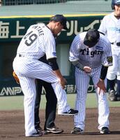 　２回、福永の打球が当たった箇所を安藤コーチ（右）に見せる大竹（撮影・立川洋一郎）