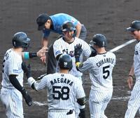 　７回、３ランを放ち、ナインとタッチを交わす大山（中央）＝撮影・北村雅宏