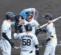 　７回、３ランを放ち、ナインとタッチを交わす大山（中央）＝撮影・北村雅宏