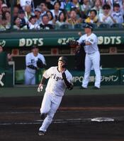 　７回、３ランを放ちダイヤモンドを回る大山（撮影・立川洋一郎）