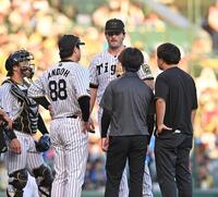 　９回、打者・森の時、手当てのためベンチに下がりそのまま交代となったハートウィグ（中央）＝撮影・西田忠信