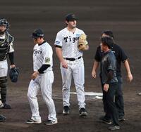 　９回、ケガの手当てのため、ベンチに引き揚げるハートウィグ（中央）＝撮影・北村雅宏