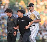 　９回、打者・森の時、手当てのためベンチに下がるハートウィグ（右）＝撮影・西田忠信