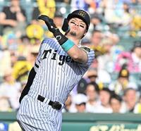 　５回、空振り三振に倒れる佐藤輝（撮影・西田忠信）