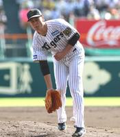 　２回、福永の打球が大竹の右足に当たる（撮影・北村雅宏）
