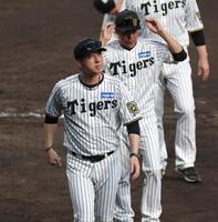 　中日に敗れ、引き揚げる藤川監督（左）＝撮影・北村雅宏
