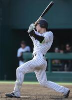 　５回、栄枝は左越えに先制となる３ランを放つ（撮影・坂部計介）