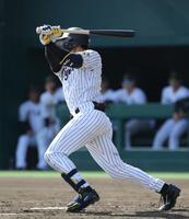 　３回、佐野は右翼線に二塁打を放つ（撮影・坂部計介）