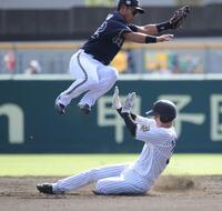 　２回、栄枝が二盗を決める（撮影・坂部計介）