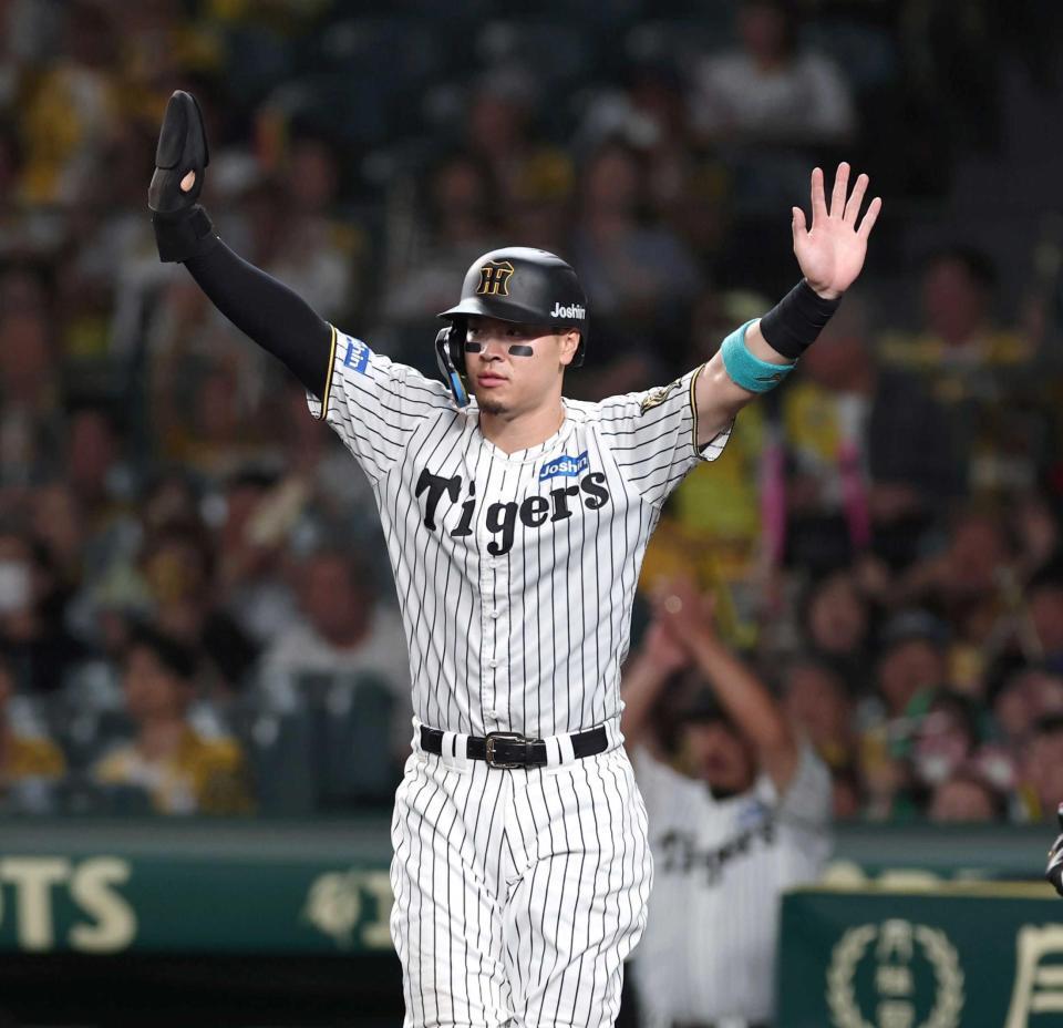 　１回、坂本の適時二塁打で生還する前川を迎える佐藤輝（撮影・北村雅宏）