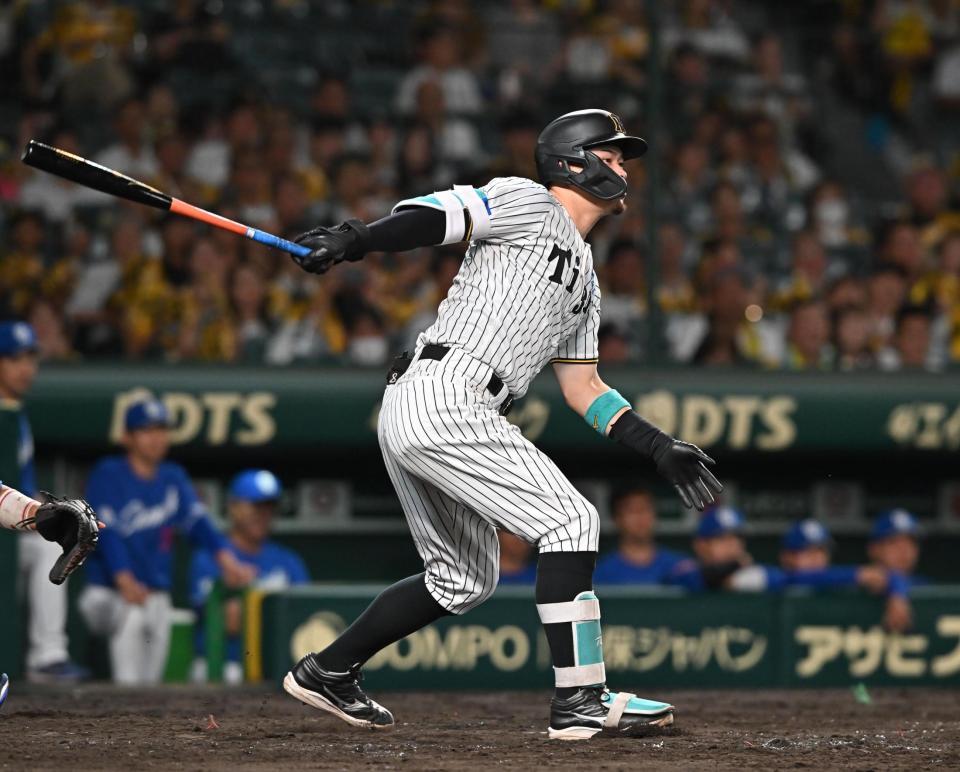 　５回、適時打を放つ佐藤輝（撮影・西田忠信）