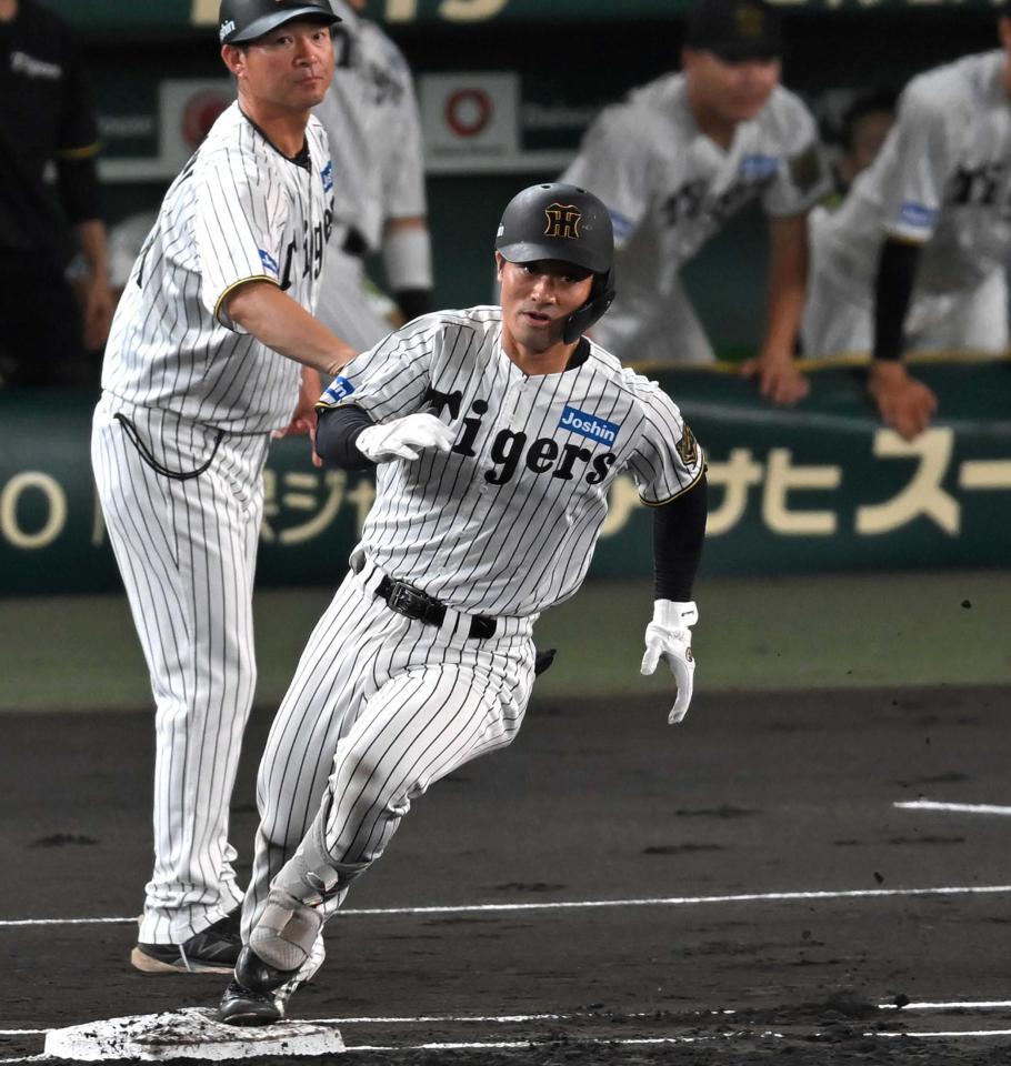 　１回、走者一掃の適時二塁打を放ち激走する坂本（撮影・飯室逸平）