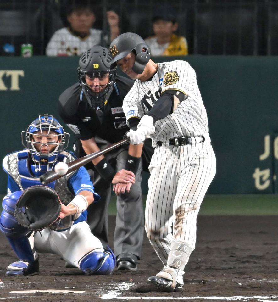 　６回、猛打賞となる左前打を放つ坂本（撮影・飯室逸平）