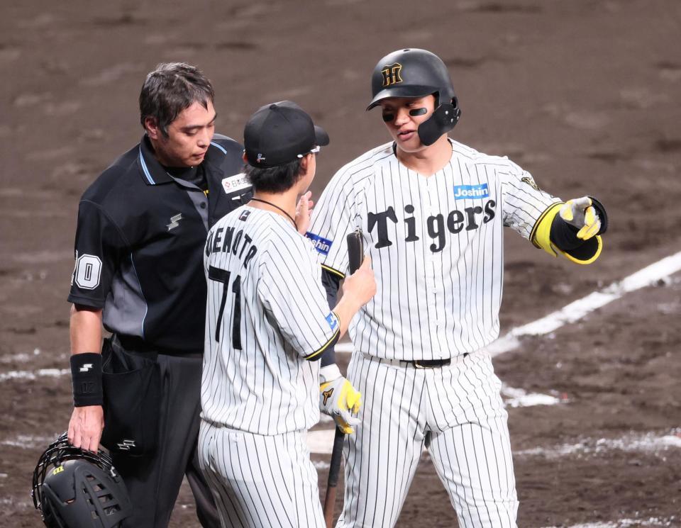 　２回、見逃し三振の判定に不服そうな表情を見せる森下（右）。上本コーチが間に（２６日）