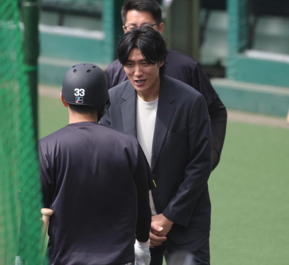 　糸原（左手前）にあいさつする松谷鷹也（撮影・坂部計介）