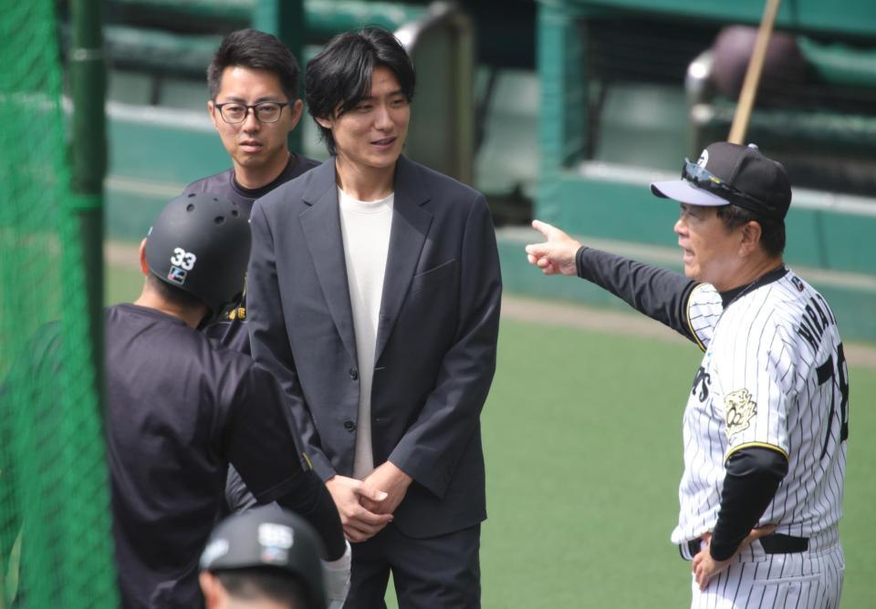 　試合前、平田２軍監督（右）と話す映画「栄光のバックホーム」主演の松谷鷹也（撮影・坂部計介）