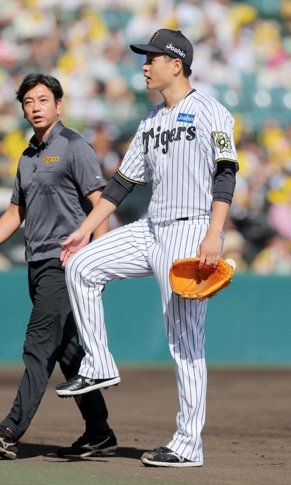 　２回、福永の打球が当たりベンチへ戻る大竹