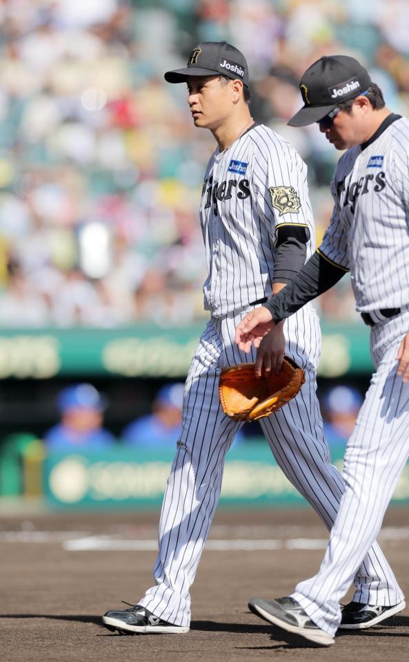 　２回、福永の打球が当たりベンチへ戻る大竹