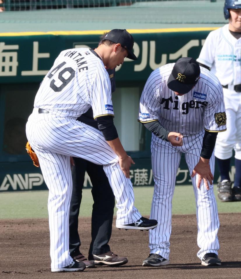 　２回、福永の打球が当たった箇所を安藤コーチ（右）に見せる大竹（撮影・立川洋一郎）