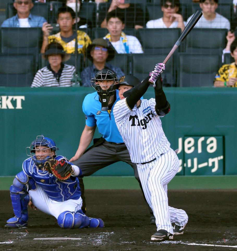 　７回、右翼スタンドへ３ランを放つ大山（撮影・立川洋一郎）