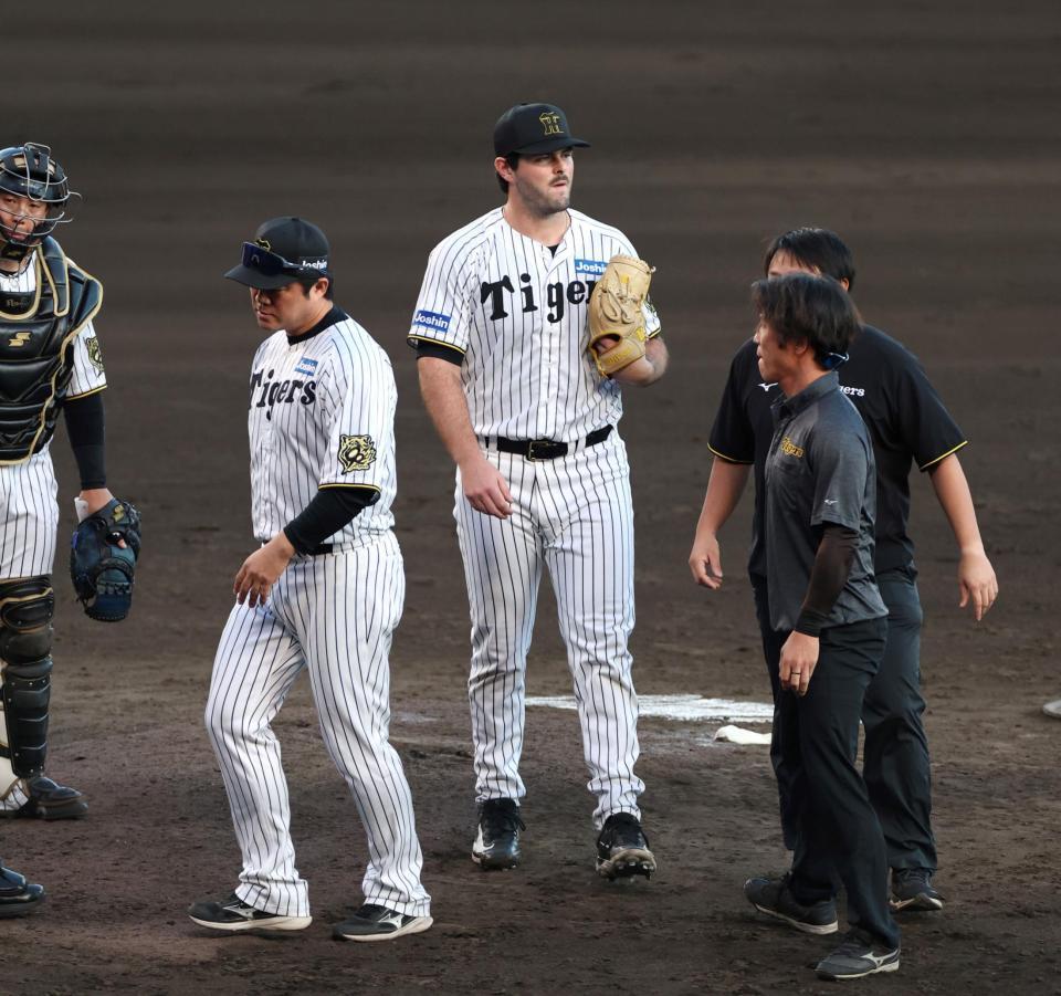 　９回、ケガの手当てのため、ベンチに引き揚げるハートウィグ（中央）＝撮影・北村雅宏