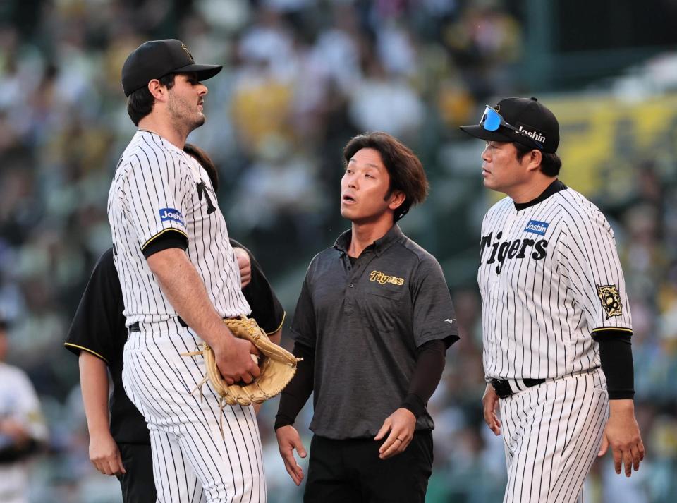 　９回、緊急降板するハートウィグ（撮影・田中太一）