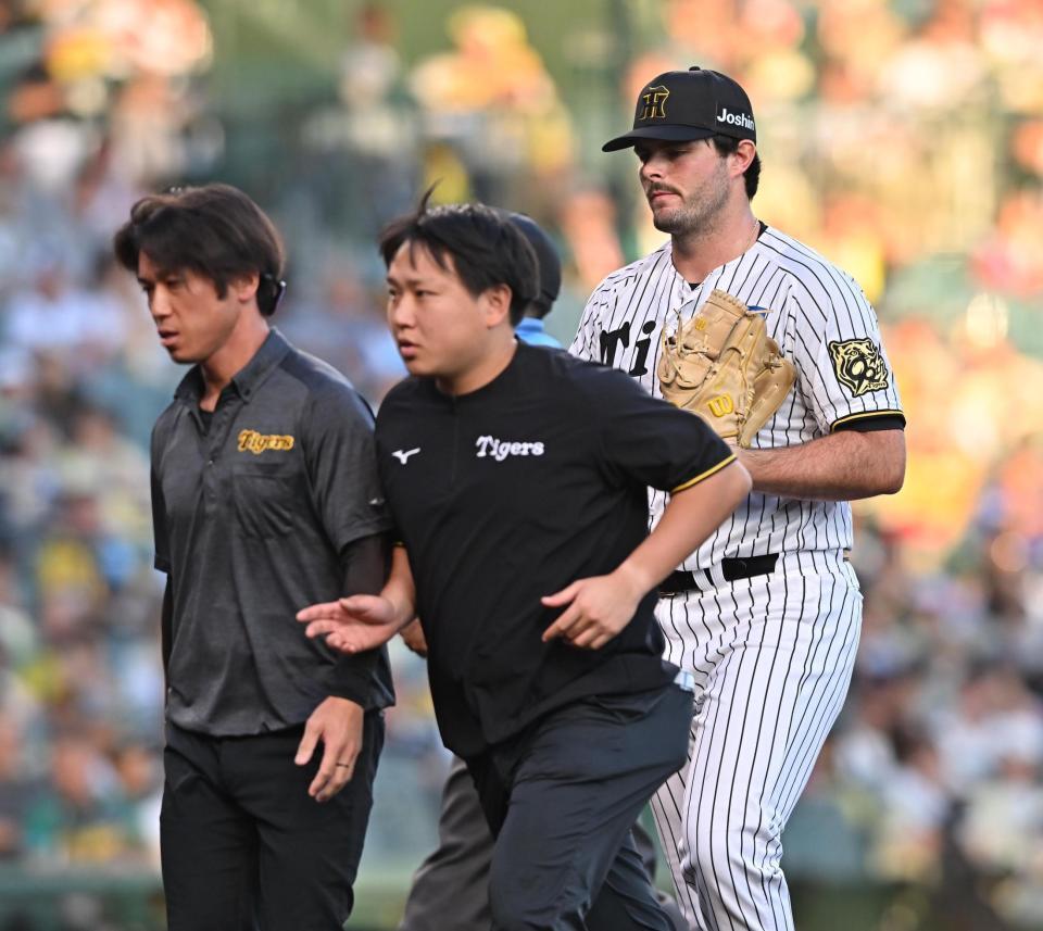 　９回、打者・森の時、手当てのためベンチに下がるハートウィグ（右）＝撮影・西田忠信