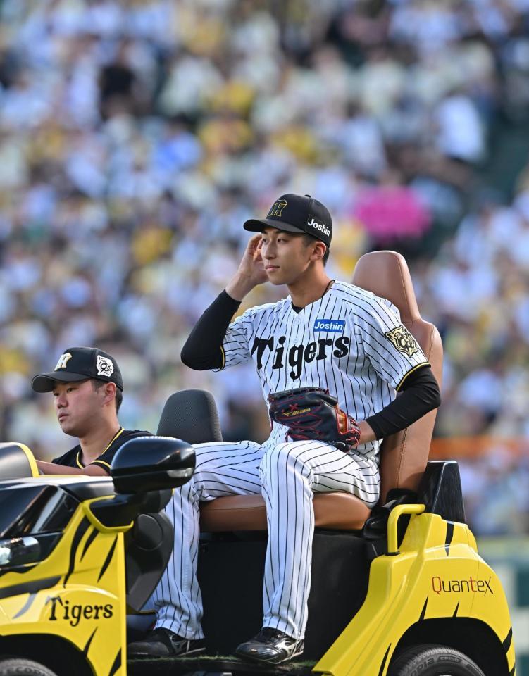 　９回、緊急降板したハートウィグの後を継いでマウンドに向かう茨木（撮影・西田忠信）