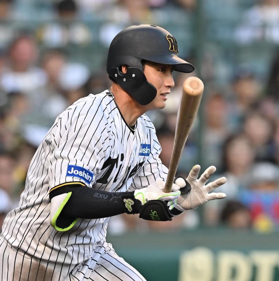 　８回、右前打を放つ木浪（撮影・西田忠信）