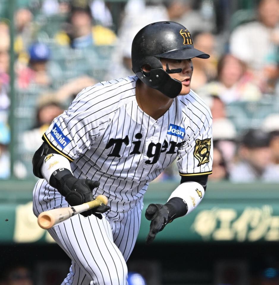 　２回、右前打を放つ前川（撮影・西田忠信）