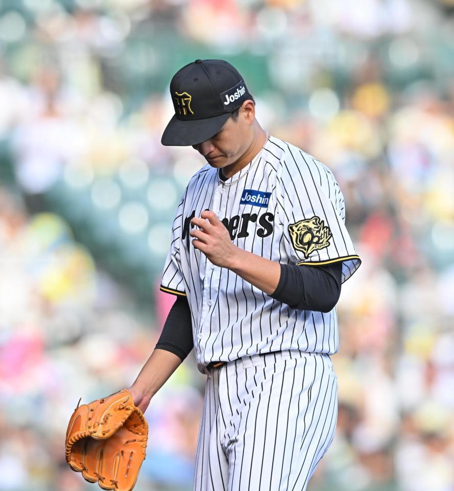 　４失点した６回を投げ終えベンチに戻る大竹（撮影・西田忠信）