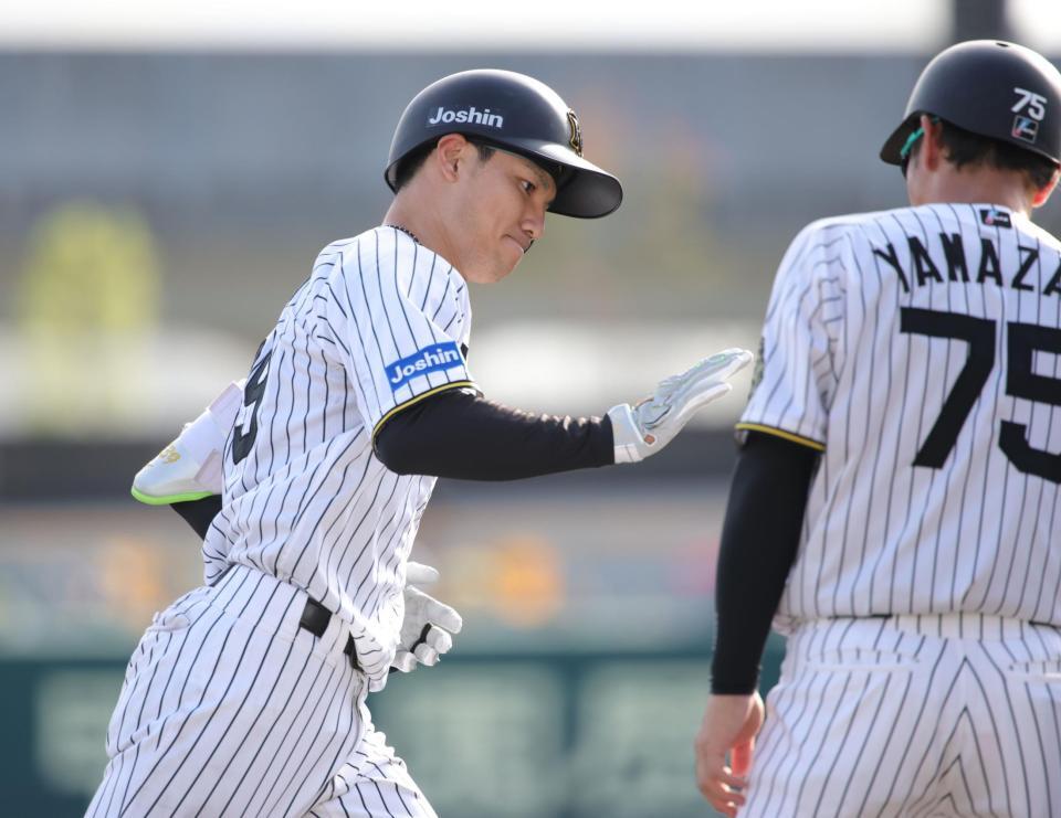 　５回、栄枝は左越えに先制となる３ランを放つ（撮影・坂部計介）