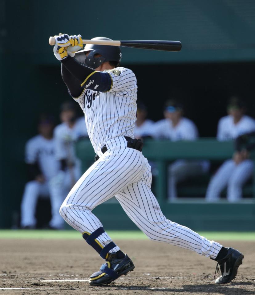 　３回、佐野は右翼線に二塁打を放つ（撮影・坂部計介）