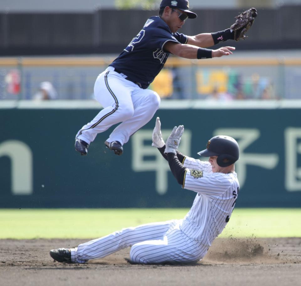 　２回、栄枝が二盗を決める（撮影・坂部計介）