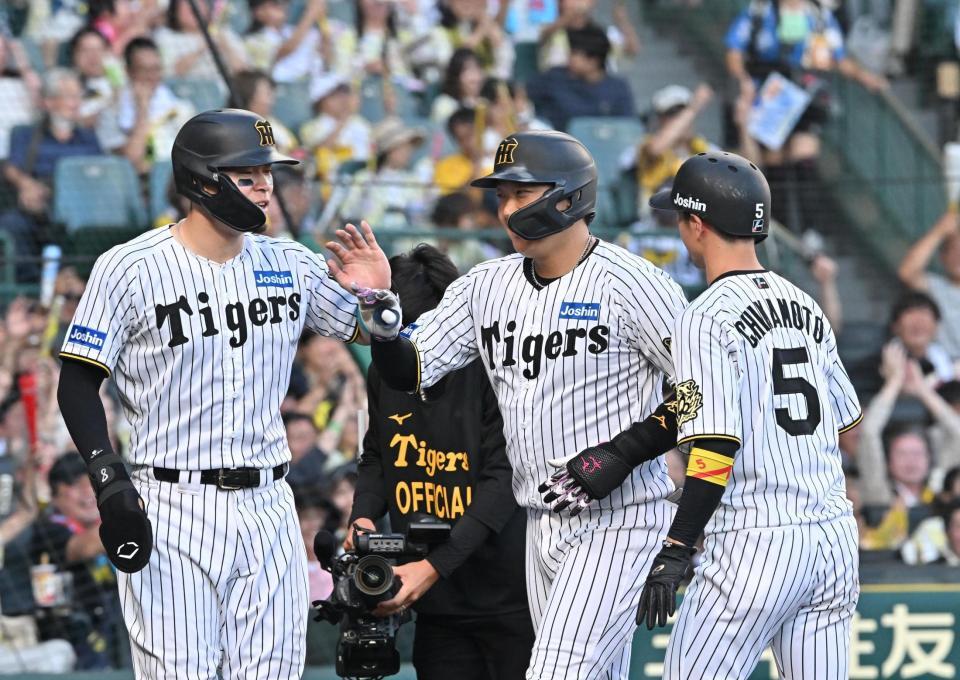 　７回、３ランを放ち笑顔を見せる大山（中央）＝撮影・西田忠信