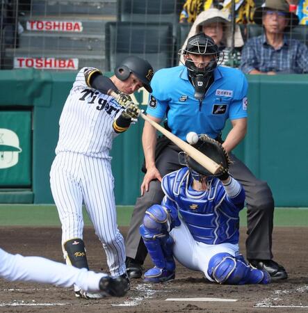 　３回、中前打を放つ近本（撮影・立川洋一郎）