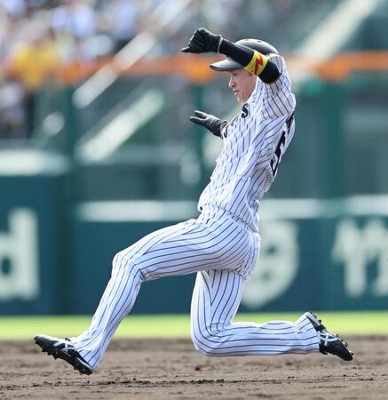 　３回、中野の打球で二塁へすべり込む近本（撮影・田中太一）