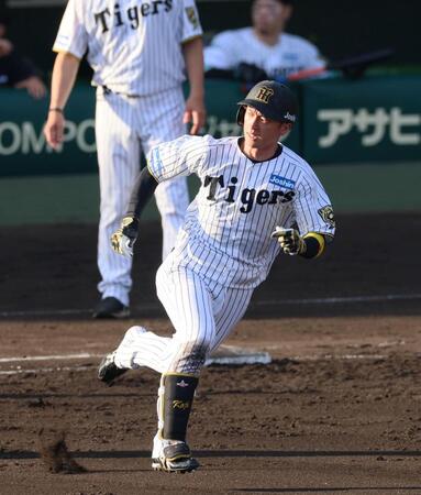 　７回、右翼線へ安打を放ち二塁へ駆ける近本（撮影・立川洋一郎）